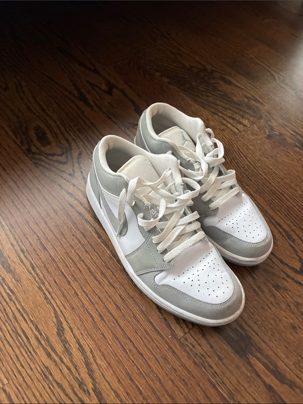 Nike Men’s Low-Top Sneakers in White and Light Gray